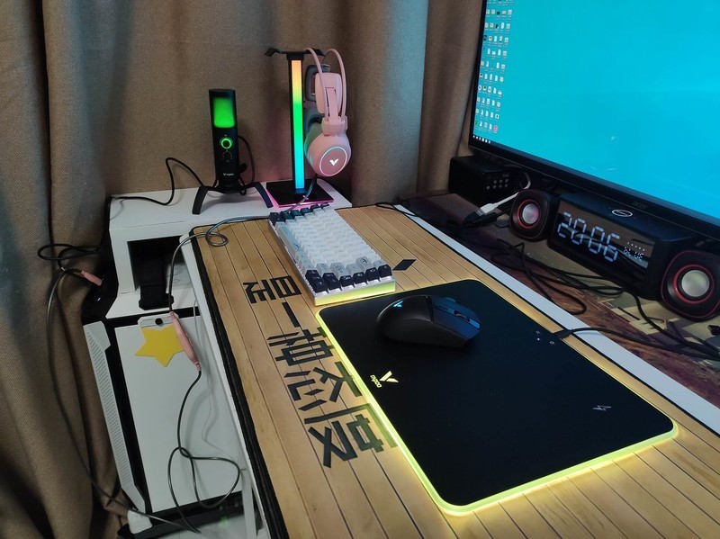 打通炫酷最后一公里:雷柏VH10 RGB幻彩耳机支架和V10 RGB无线充电鼠标硬垫评测