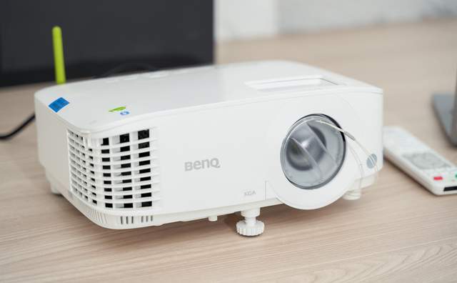 智能加持的办公投影仪，能提升哪方面会议效率？明基E540现身说法