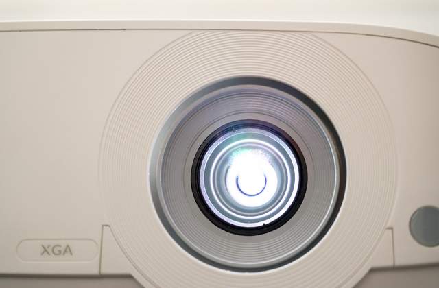 智能加持的办公投影仪，能提升哪方面会议效率？明基E540现身说法