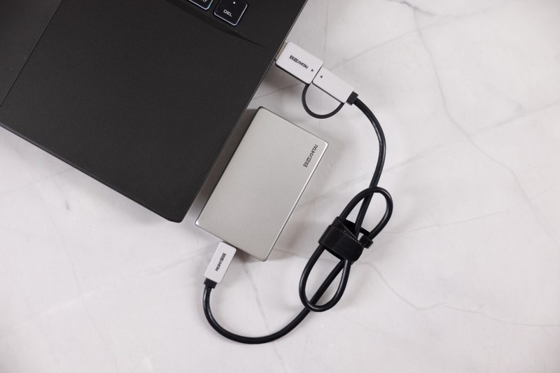 移动存储新选择，小巧便携且高速读写的移动固态硬盘不香吗