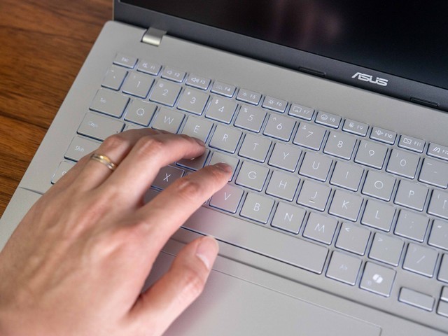 大屏AI办公轻薄新选择，华硕无畏Pro16 锐龙版 2025笔记本体验分享