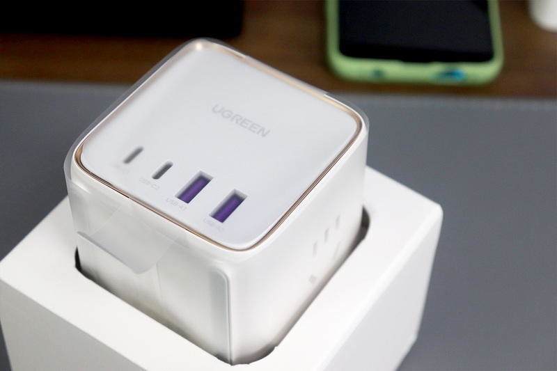 桌搭超实用，4口快充与市电3插合体，绿联65W氮化镓智充魔盒体验