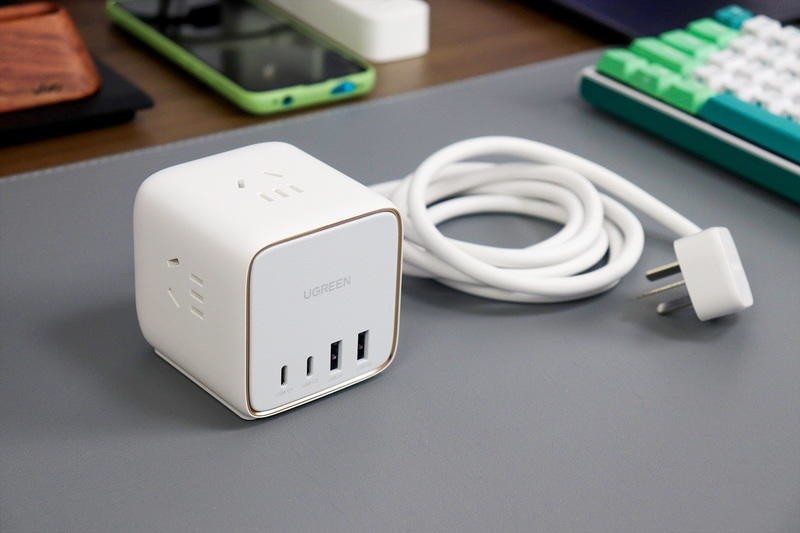 桌搭超实用，4口快充与市电3插合体，绿联65W氮化镓智充魔盒体验