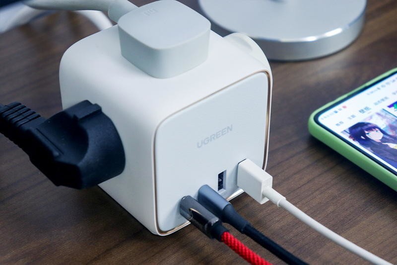 桌搭超实用，4口快充与市电3插合体，绿联65W氮化镓智充魔盒体验