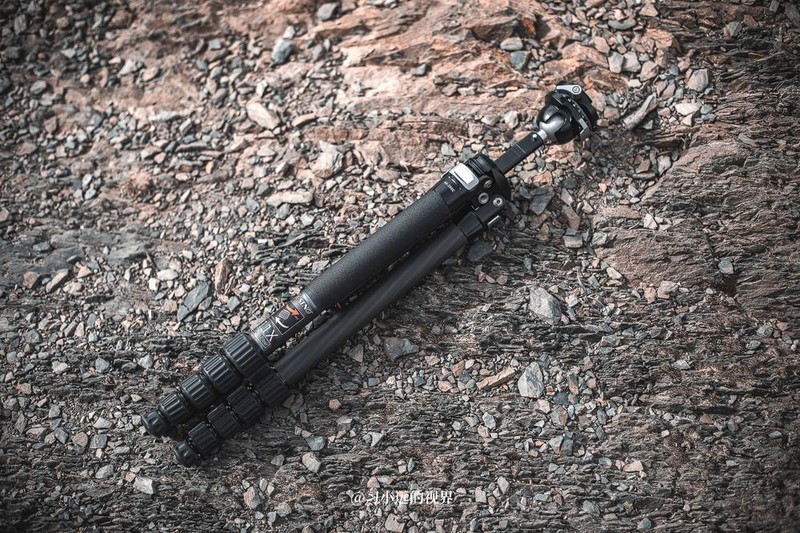 户外重装徒步，背了一款1.1kg重的轻型便携脚架-佳鑫悦AX-255C