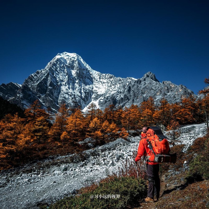 户外重装徒步，背了一款1.1kg重的轻型便携脚架-佳鑫悦AX-255C