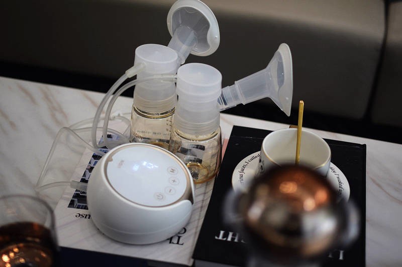 职场背奶妈妈的好帮手：羽轻UIQIN云感电动双边无痛吸奶器