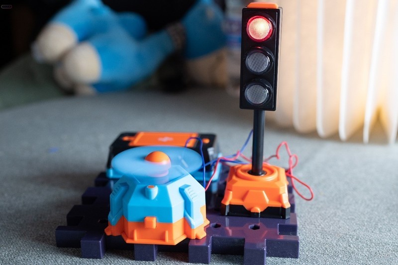 让孩子们动手又动脑，用学优马电子积木，探索电路的奥秘