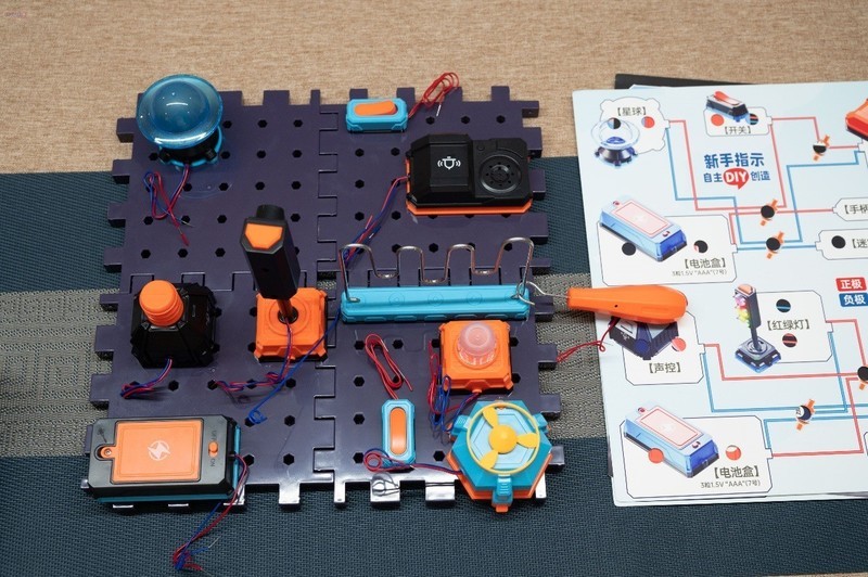 让孩子们动手又动脑，用学优马电子积木，探索电路的奥秘