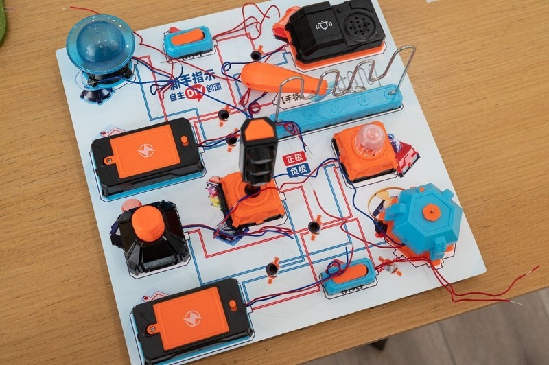 让孩子们动手又动脑，用学优马电子积木，探索电路的奥秘