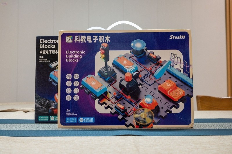 让孩子们动手又动脑，用学优马电子积木，探索电路的奥秘