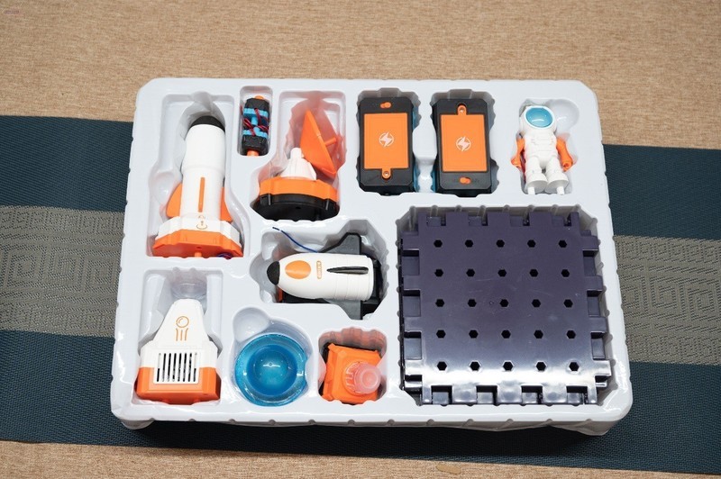 让孩子们动手又动脑，用学优马电子积木，探索电路的奥秘