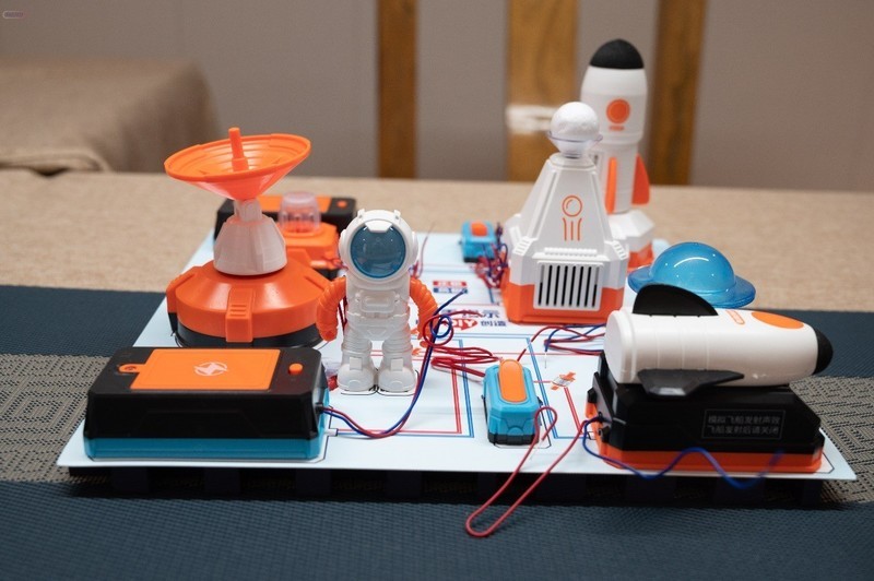 让孩子们动手又动脑，用学优马电子积木，探索电路的奥秘