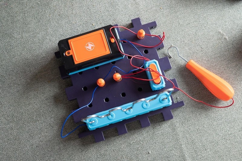 让孩子们动手又动脑，用学优马电子积木，探索电路的奥秘