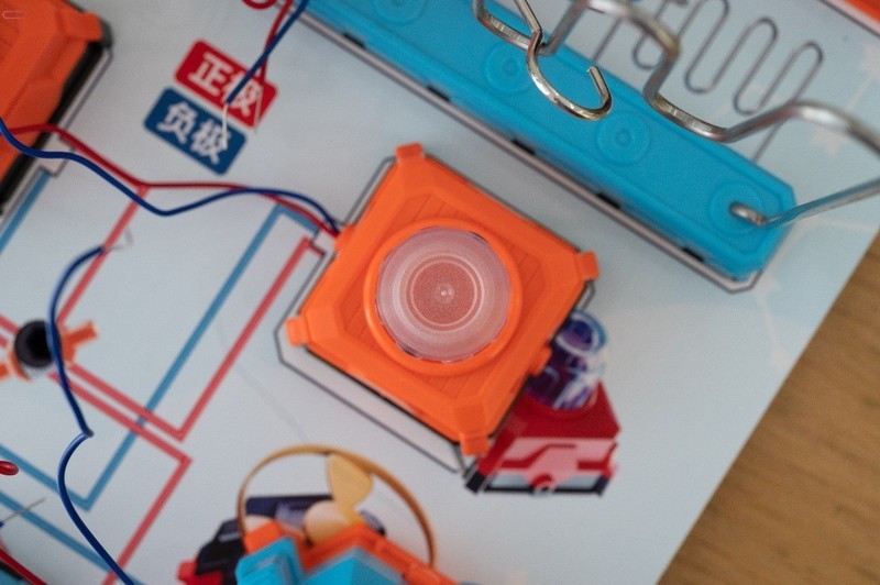 让孩子们动手又动脑，用学优马电子积木，探索电路的奥秘