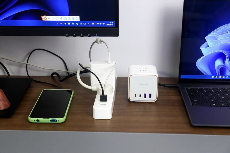 桌搭超实用，4口快充与市电3插合体，绿联65W氮化镓智充魔盒体验