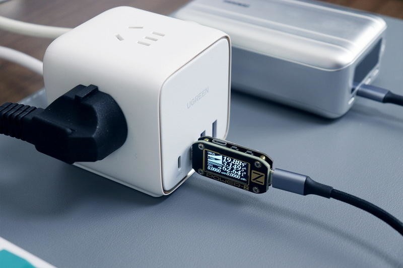 桌搭超实用，4口快充与市电3插合体，绿联65W氮化镓智充魔盒体验