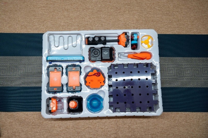 让孩子们动手又动脑，用学优马电子积木，探索电路的奥秘