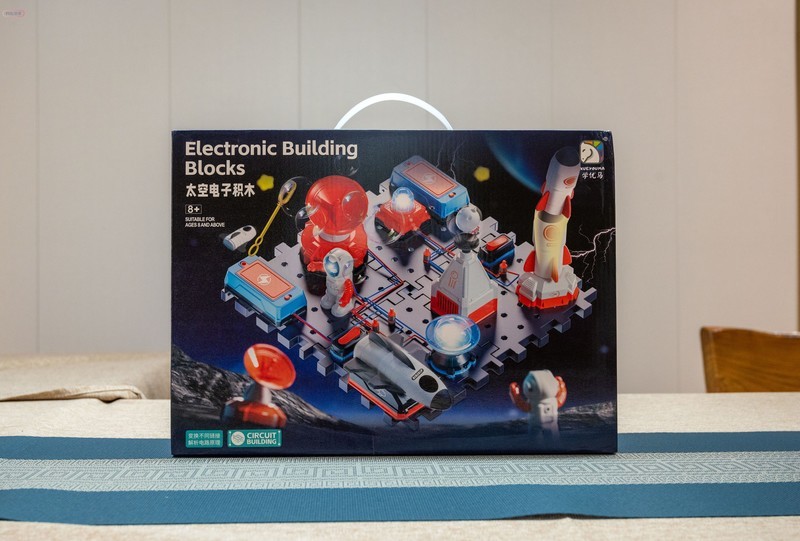 让孩子们动手又动脑，用学优马电子积木，探索电路的奥秘