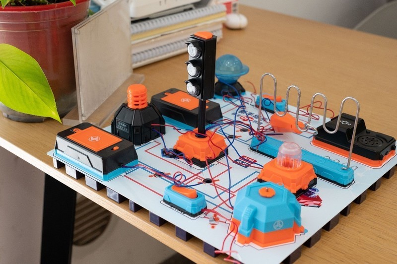 让孩子们动手又动脑，用学优马电子积木，探索电路的奥秘