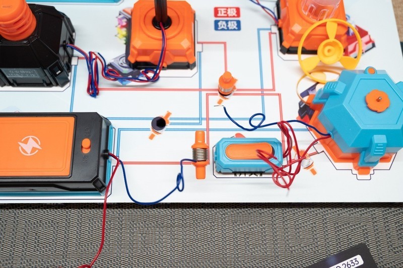 让孩子们动手又动脑，用学优马电子积木，探索电路的奥秘