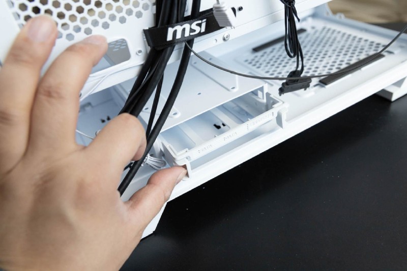 配置全面，优化合理，微星刀锋100R中塔机箱使用体验