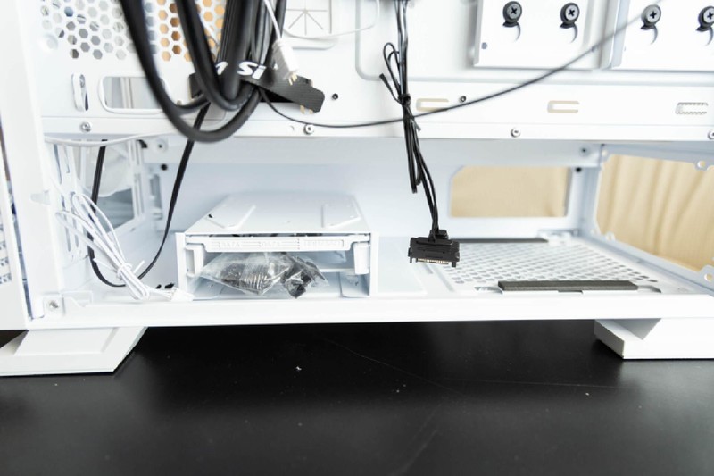 配置全面，优化合理，微星刀锋100R中塔机箱使用体验