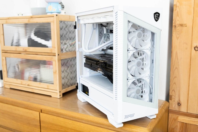 配置全面，优化合理，微星刀锋100R中塔机箱使用体验