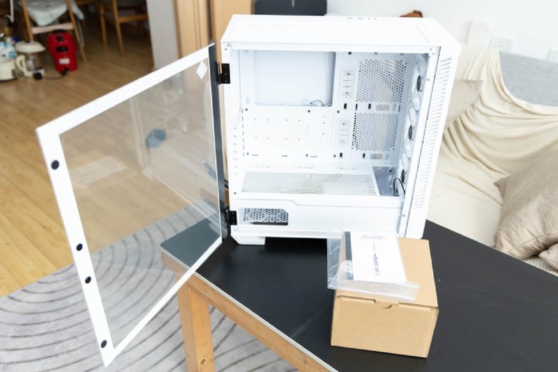 配置全面，优化合理，微星刀锋100R中塔机箱使用体验