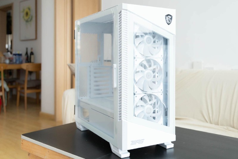 配置全面，优化合理，微星刀锋100R中塔机箱使用体验