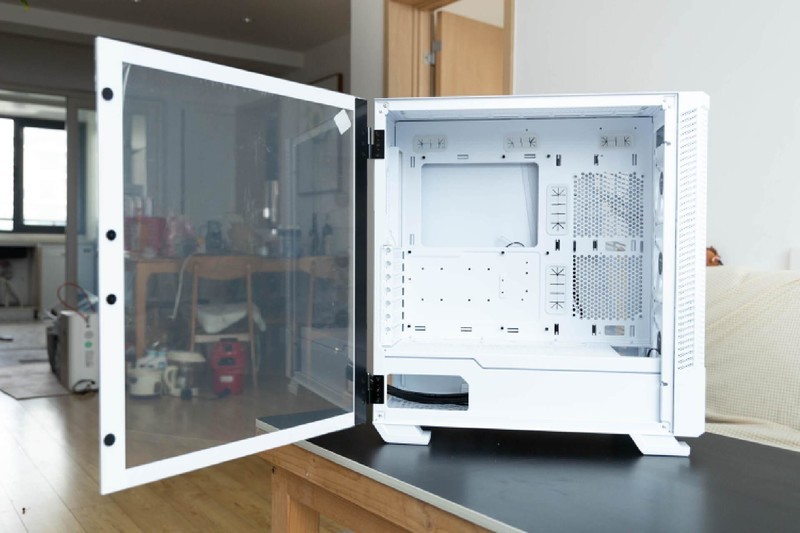 配置全面，优化合理，微星刀锋100R中塔机箱使用体验