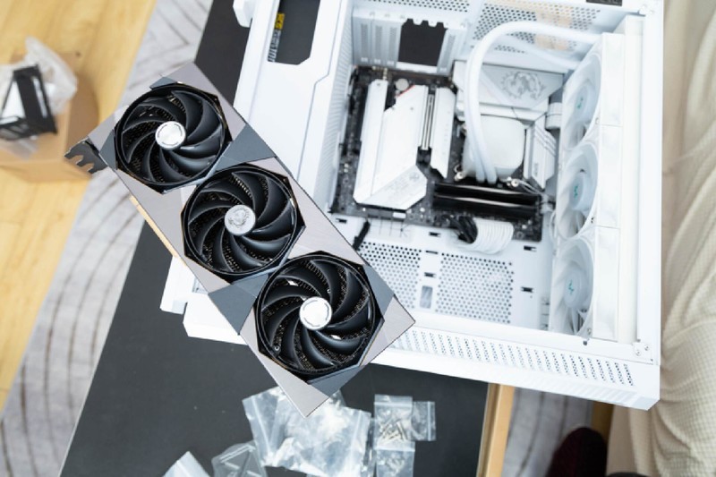 配置全面，优化合理，微星刀锋100R中塔机箱使用体验