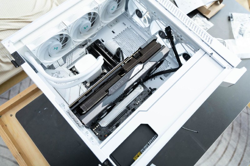 配置全面，优化合理，微星刀锋100R中塔机箱使用体验