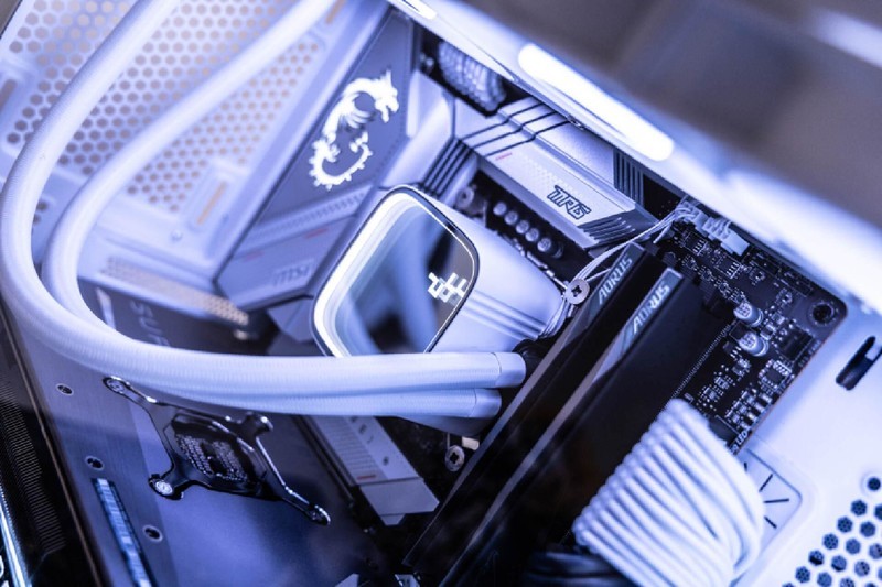 配置全面，优化合理，微星刀锋100R中塔机箱使用体验