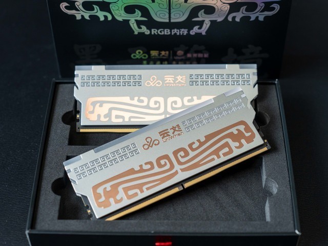 Z890轻松超频8000MHz，紫光国芯云彣DDR5 7200墨云藏境内存体验分享