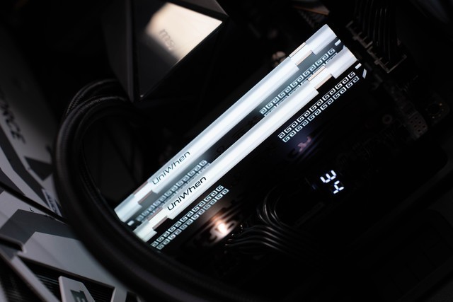 Z890轻松超频8000MHz，紫光国芯云彣DDR5 7200墨云藏境内存体验分享