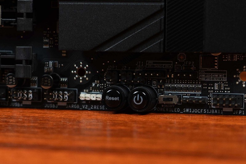 9800X3D的黄金搭档，CPU内存一键超频，微星MPG X870E 暗黑主板体验