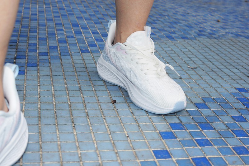 舒适性、实用性与时尚感的跑步鞋 FREE TIE云跃慢跑鞋