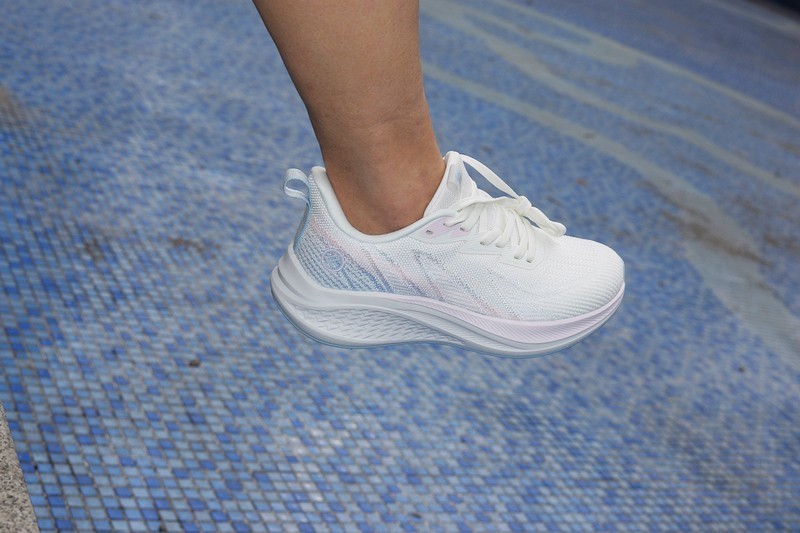 舒适性、实用性与时尚感的跑步鞋 FREE TIE云跃慢跑鞋