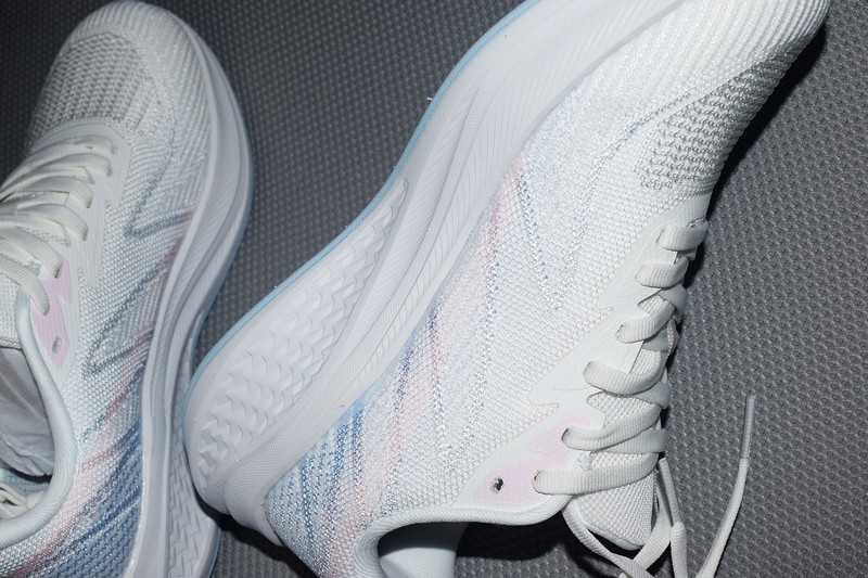 舒适性、实用性与时尚感的跑步鞋 FREE TIE云跃慢跑鞋