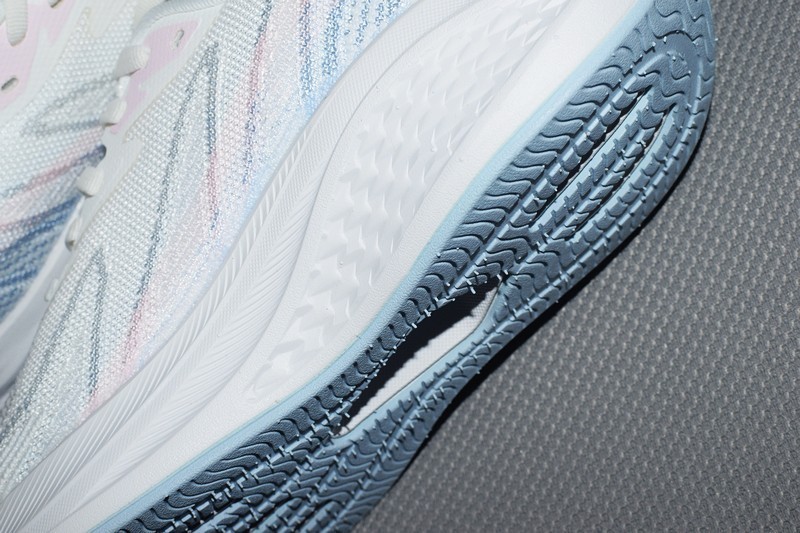 舒适性、实用性与时尚感的跑步鞋 FREE TIE云跃慢跑鞋