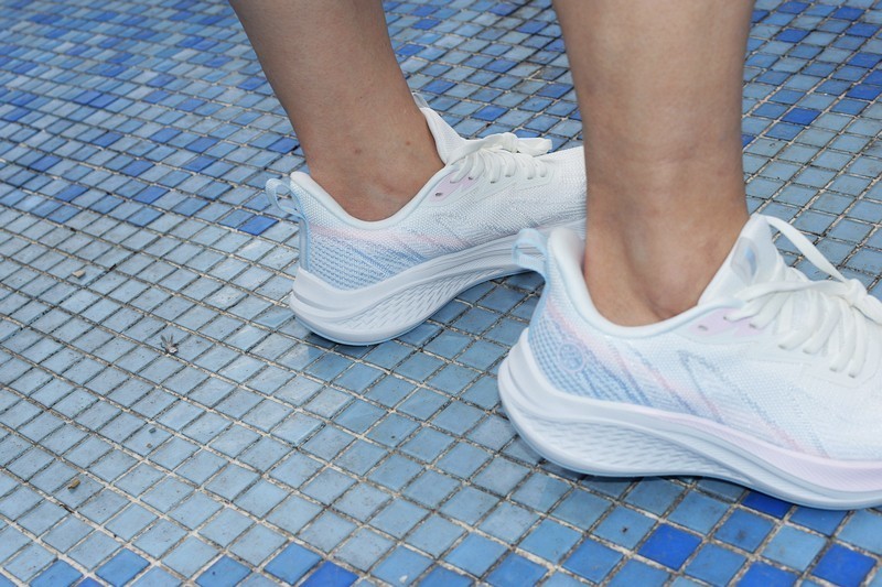 舒适性、实用性与时尚感的跑步鞋 FREE TIE云跃慢跑鞋