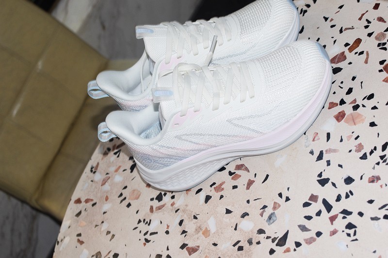 舒适性、实用性与时尚感的跑步鞋 FREE TIE云跃慢跑鞋