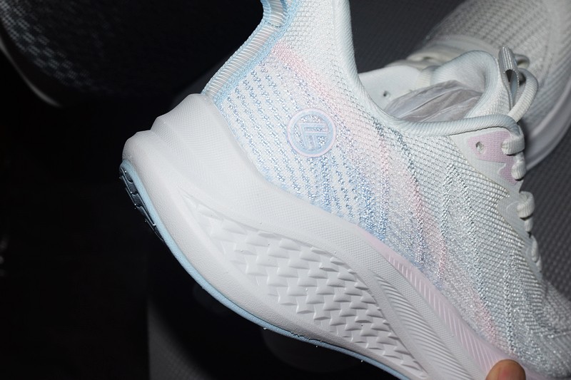 舒适性、实用性与时尚感的跑步鞋 FREE TIE云跃慢跑鞋