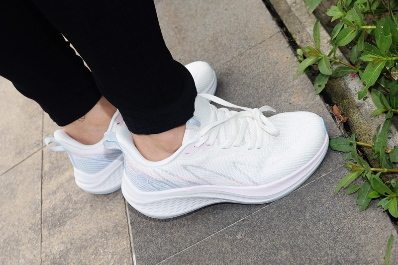 舒适与性能的完美结合 FREE TIE云跃慢跑鞋