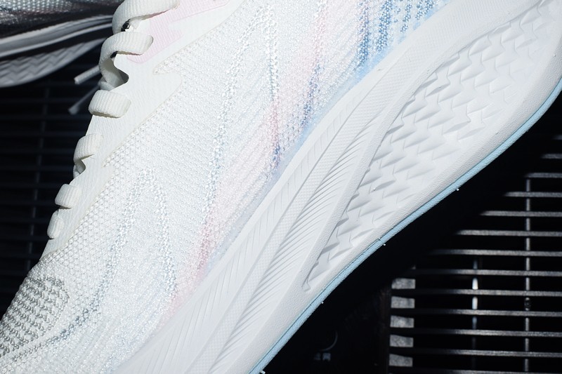 舒适与性能的完美结合 FREE TIE云跃慢跑鞋