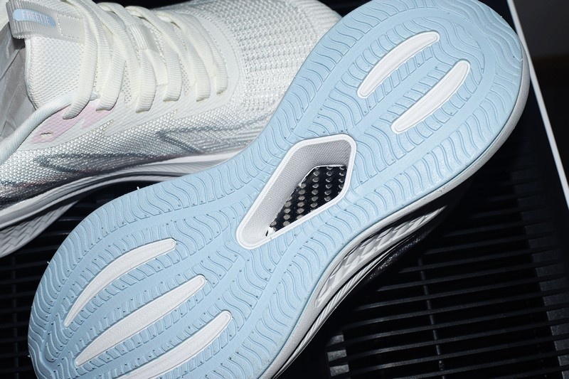 舒适与性能的完美结合 FREE TIE云跃慢跑鞋