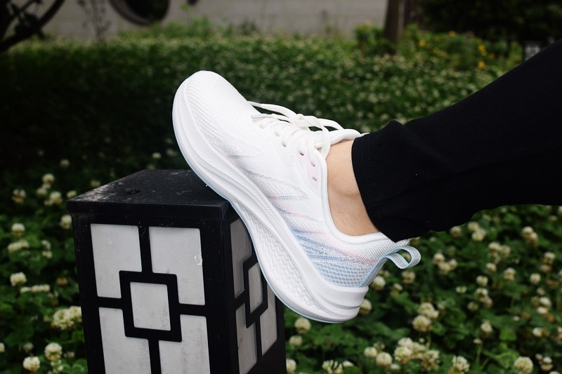 舒适与性能的完美结合 FREE TIE云跃慢跑鞋