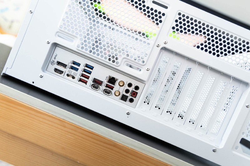 配置全面，优化合理，微星刀锋100R中塔机箱使用体验