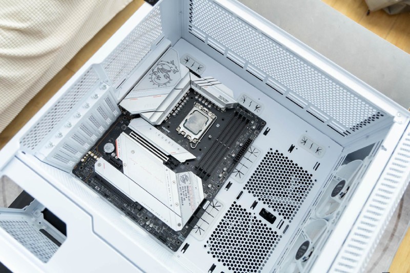 配置全面，优化合理，微星刀锋100R中塔机箱使用体验